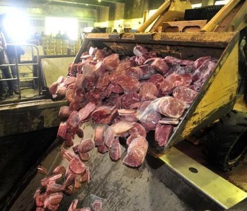 云南查处食品黑窝点，12吨“三无”肉制品被销毁，两人被拘留